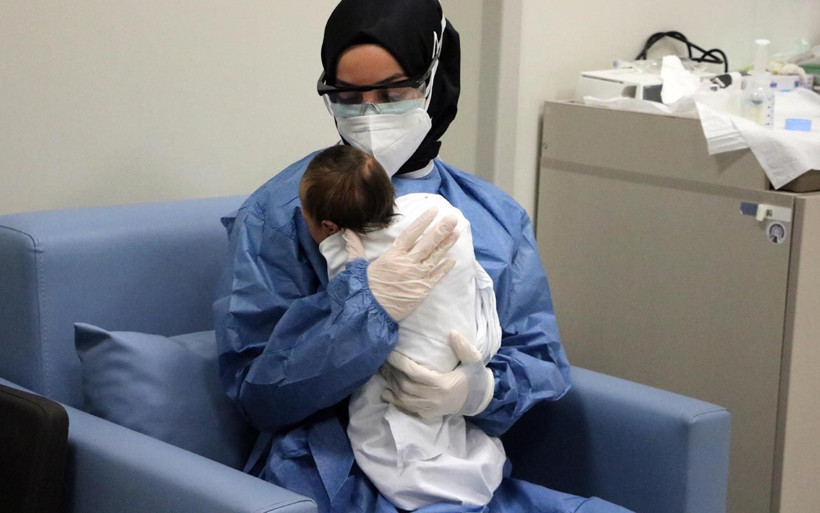 Koronavirüse yakalanan yeni doğmuş bebeklere hemşirelerden anne şefkati - Resim: 4