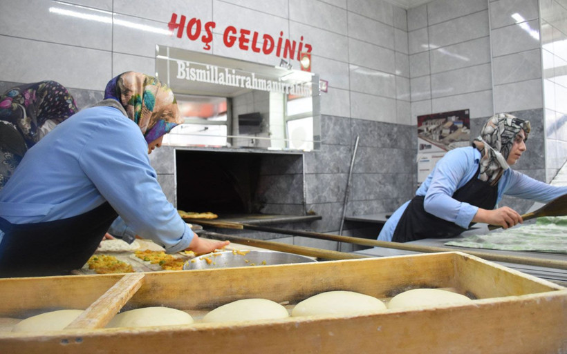 Sivas'ta kocaları yurtdışına çalışmaya gitmesin diye fırın açtılar - Resim: 1