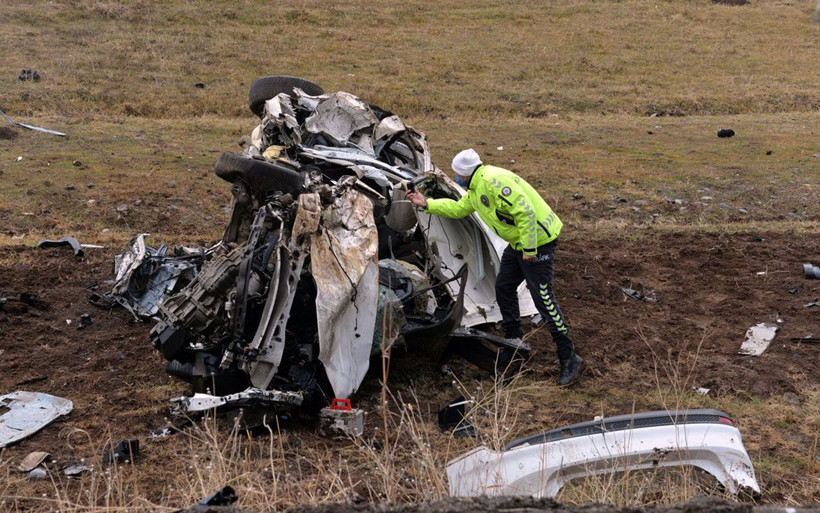 Bingöl'de otomobiller kafa kafaya çarpıştı ortalık savaş alanına döndü! - Resim: 3