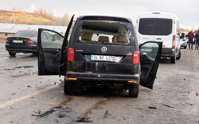 Bingöl'de otomobiller kafa kafaya çarpıştı ortalık savaş alanına döndü! - Resim: 2