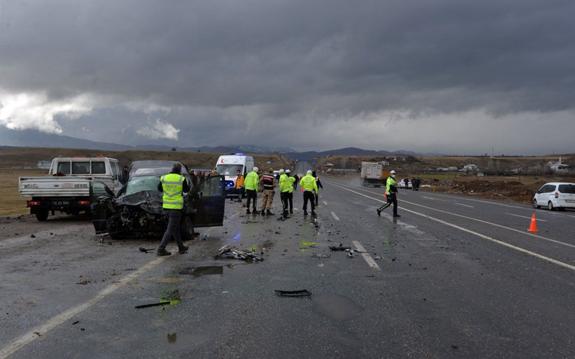 Bingöl'de otomobiller kafa kafaya çarpıştı ortalık savaş alanına döndü! - Resim: 4