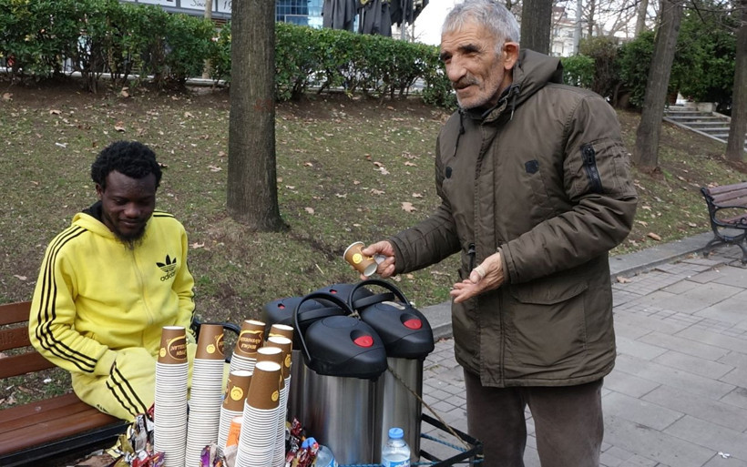 Beyoğlu'nda tir tir titreyen Nijeryalı ayakkabı ve para tekliflerini kabul etmedi - Resim: 2
