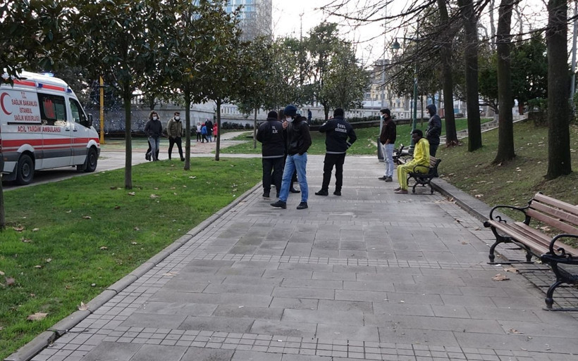 Beyoğlu'nda tir tir titreyen Nijeryalı ayakkabı ve para tekliflerini kabul etmedi - Resim: 1