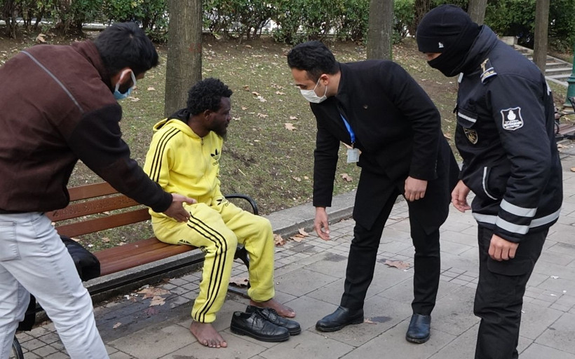 Beyoğlu'nda tir tir titreyen Nijeryalı ayakkabı ve para tekliflerini kabul etmedi - Resim: 4