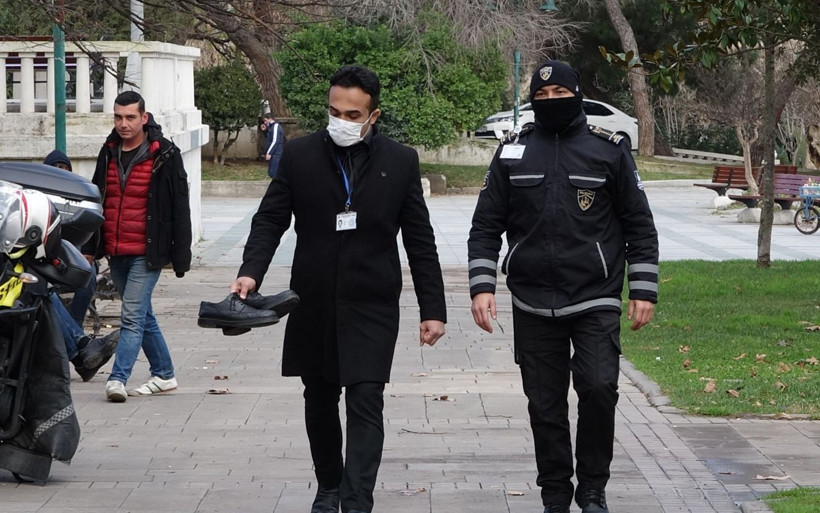 Beyoğlu'nda tir tir titreyen Nijeryalı ayakkabı ve para tekliflerini kabul etmedi - Resim: 3
