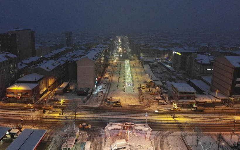 İstanbul beyaz gelinliği giydi! Kar yağışının keyfini çocuklar çıkardı - Resim: 4
