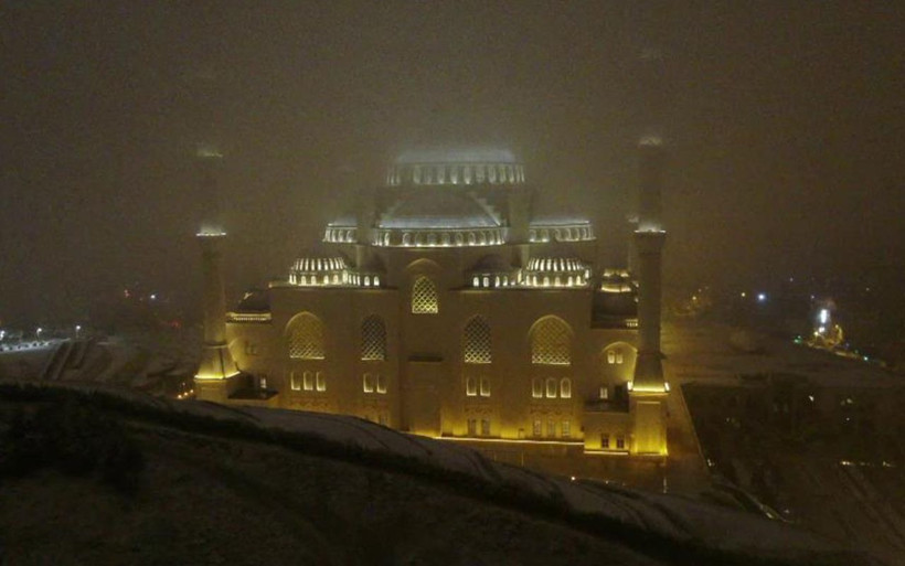 İstanbul beyaz gelinliği giydi! Kar yağışının keyfini çocuklar çıkardı - Resim: 1