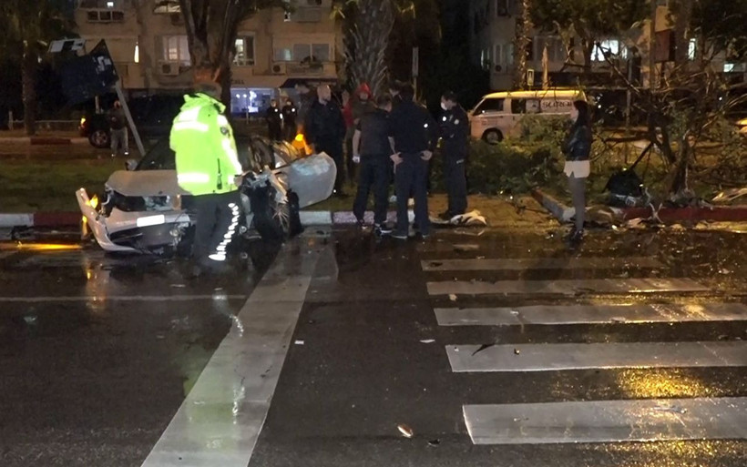 Antalya'da 4 milyon TL'lik lüks otomobil kazada kullanılamaz hale geldi - Resim: 4