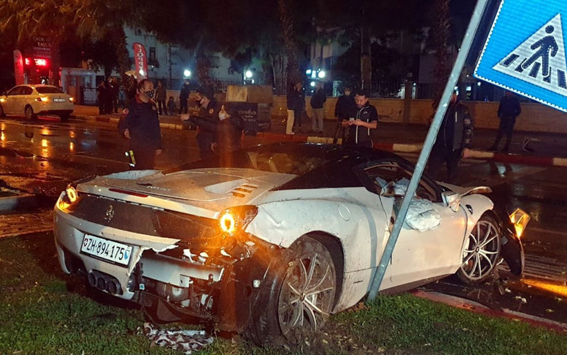 Antalya'da 4 milyon TL'lik lüks otomobil kazada kullanılamaz hale geldi - Resim: 2