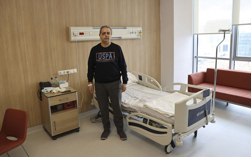 Antalya'da kanserden yüzünü kaybetti! Yapay kemik ve omzundan doku alınıp yüz yapıldı - Resim: 2