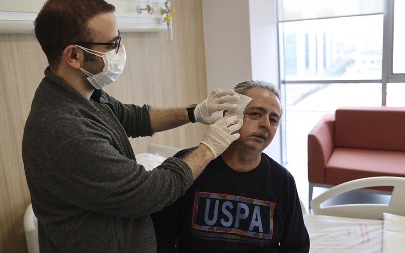 Antalya'da kanserden yüzünü kaybetti! Yapay kemik ve omzundan doku alınıp yüz yapıldı - Resim: 1