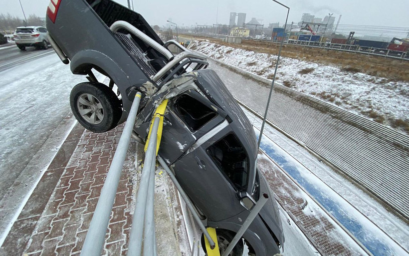 Konya'da film karesi değil gerçek! Kar nedeniyle kaydı köprüde böyle asılı kaldı - Resim: 2