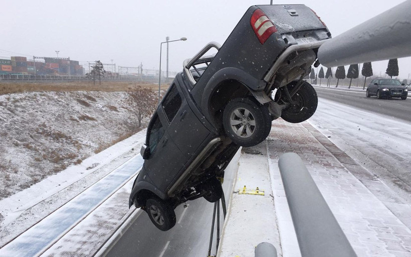 Konya'da film karesi değil gerçek! Kar nedeniyle kaydı köprüde böyle asılı kaldı - Resim: 4