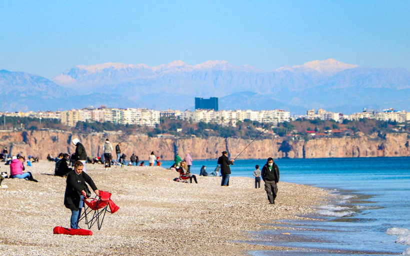 Antalya Konyaaltı Sahili'nde bugün: Zirvesi karla kaplı Toros Dağlarına karşı deniz keyfi - Resim: 3