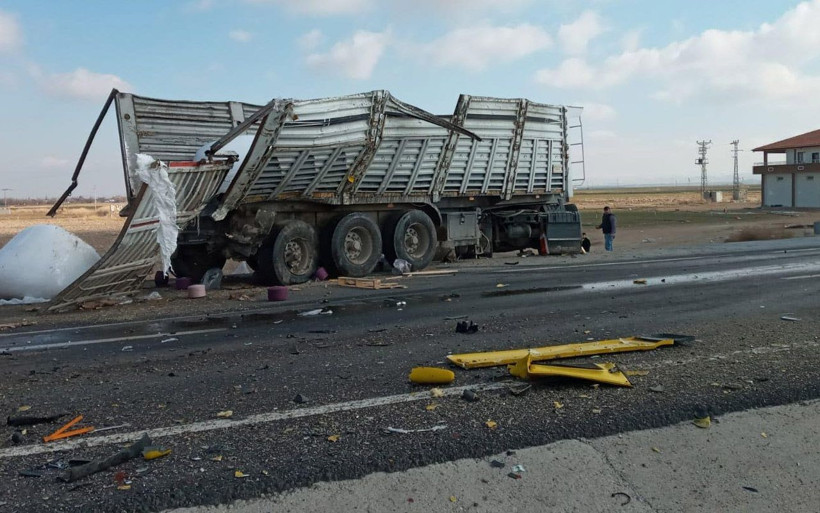 Konya'da TIR'ların çarpıştığı kazada sürücü kabini parçalara ayrıldı 1 kişi öldü - Resim: 1