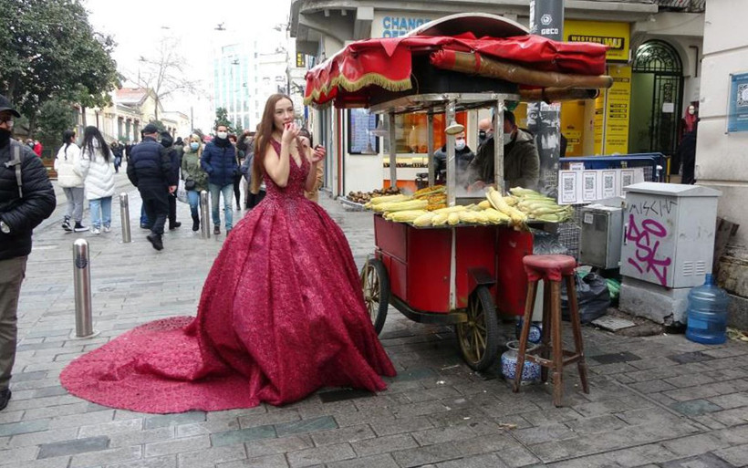 Taksim'de gören bir daha baktı! Tüm gözler Rus modele çevrildi - Resim: 2