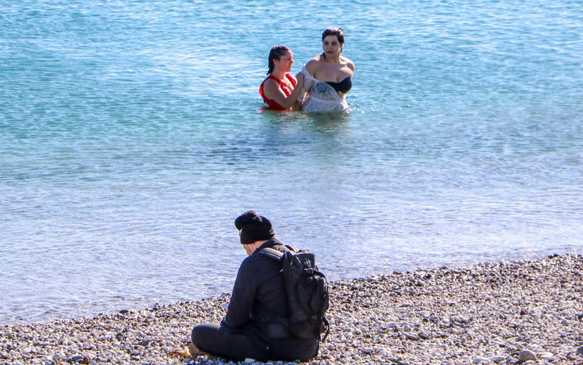 Antalya Konyaaltı Sahili'nde bugün: Zirvesi karla kaplı Toros Dağlarına karşı deniz keyfi - Resim: 4