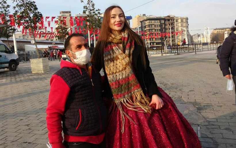 Taksim'de gören bir daha baktı! Tüm gözler Rus modele çevrildi - Resim: 1