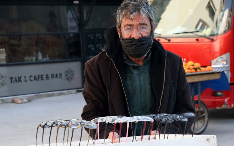 İzmir'de eşinden sonra hayatı altüst oldu! 3 çocuğu var ama battaniyeyle sokakta yaşıyor - Resim: 1