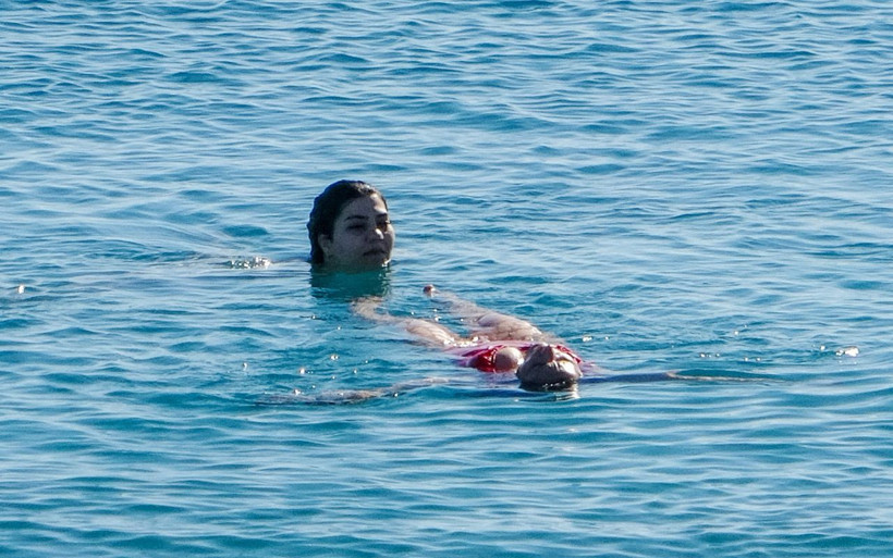 Antalya Konyaaltı Sahili'nde bugün: Zirvesi karla kaplı Toros Dağlarına karşı deniz keyfi - Resim: 1