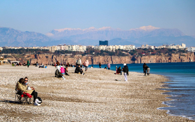 Antalya Konyaaltı Sahili'nde bugün: Zirvesi karla kaplı Toros Dağlarına karşı deniz keyfi - Resim: 2