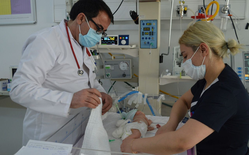 Muş'ta kilosu kadar tümör vücuduna yapışık dünyaya geldi! 1 kilo 600 gram tümör alındı - Resim: 4