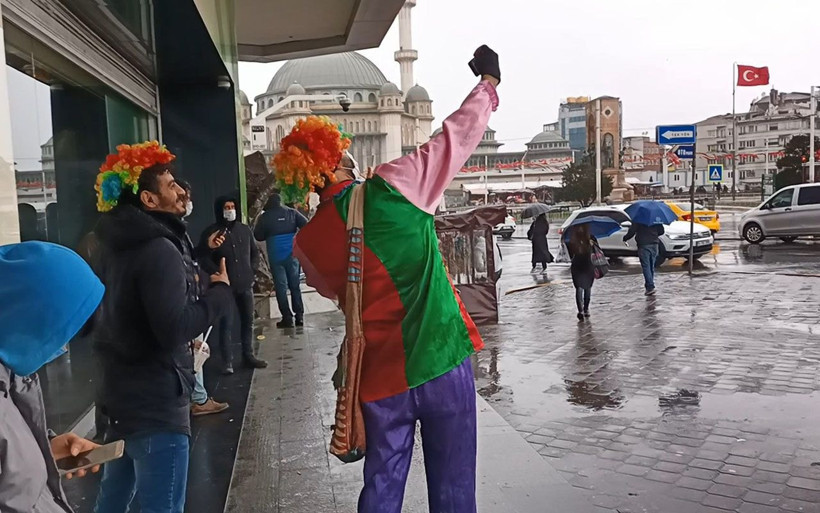 Taksim'de turistlerle selfie çektiler ısrarla para istediler! 5 kostümlüye iki ayrı işlem - Resim: 2