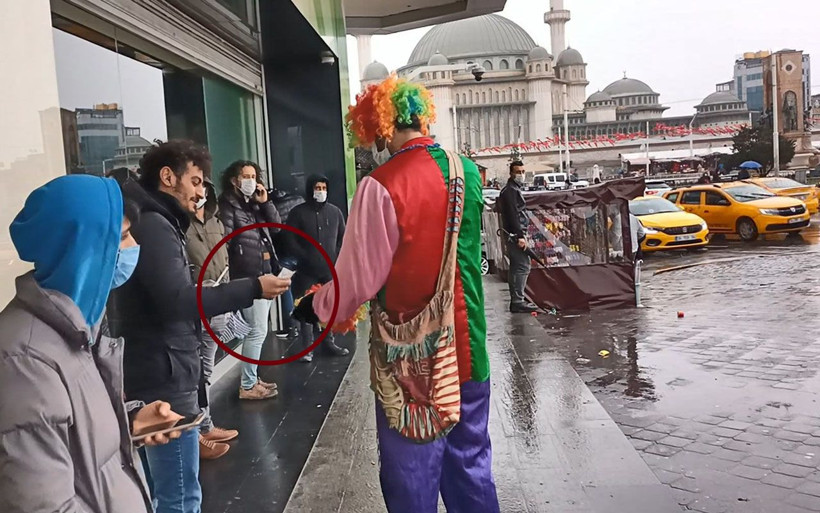 Taksim'de turistlerle selfie çektiler ısrarla para istediler! 5 kostümlüye iki ayrı işlem - Resim: 4