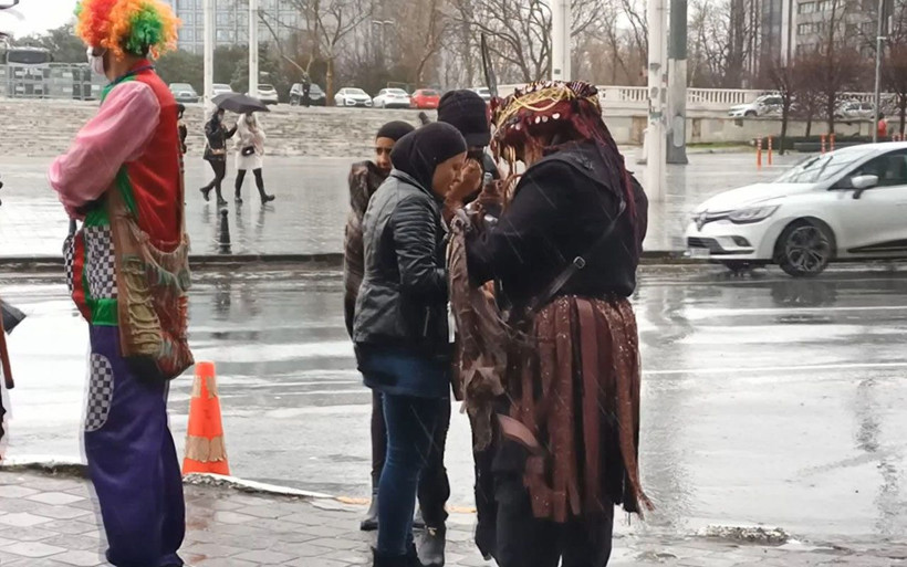 Taksim'de turistlerle selfie çektiler ısrarla para istediler! 5 kostümlüye iki ayrı işlem - Resim: 1