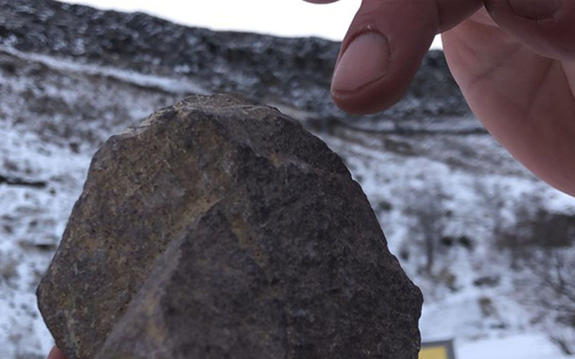 Kars'ta ahır yaparken 'gizemli taş' buldu! Hz. İsa ve Nuh'un gemisi var deniyor - Resim: 1