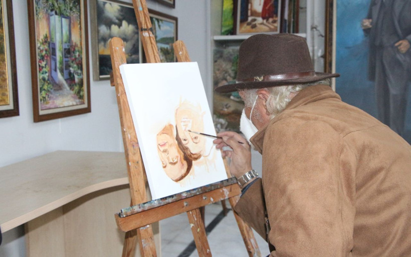 Adanalı ressam aşıyı bulan Türk çifte hayran oldu resimlerini tersten çizdi - Resim: 4