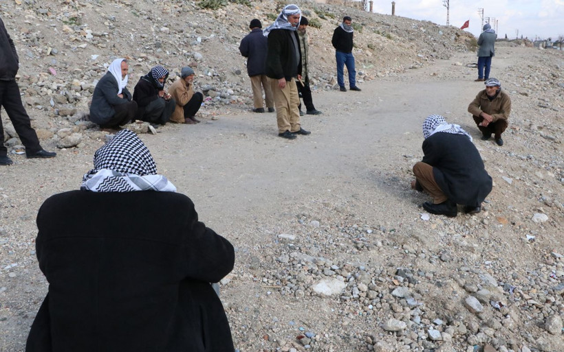 Şanlıurfa'da bu amcaların yaptığı şey inanılmaz! Tepelerde toplanıp 'gülle' oynuyorlar - Resim: 2