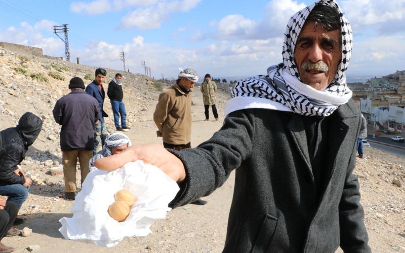 Şanlıurfa'da bu amcaların yaptığı şey inanılmaz! Tepelerde toplanıp 'gülle' oynuyorlar - Resim: 1