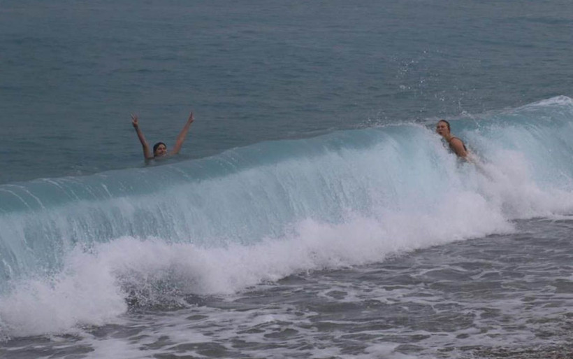 Antalya'da Rus turistler herkesi şaşırttı! Sağanak yağış aşklarına engel olamadı - Resim: 1