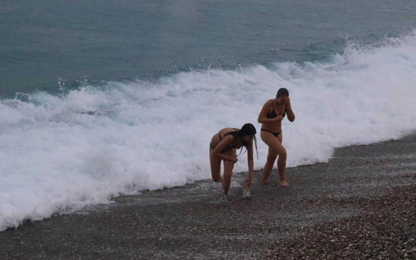 Antalya'da Rus turistler herkesi şaşırttı! Sağanak yağış aşklarına engel olamadı - Resim: 3