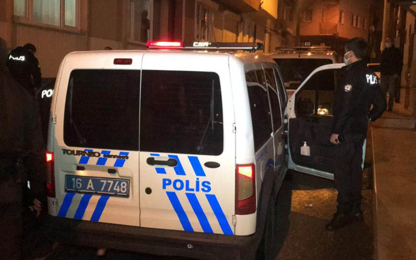 Bursa'da genç kadın zor anlar yaşattı! Kimlik vermek istemedi yerlere yattı - Resim: 1