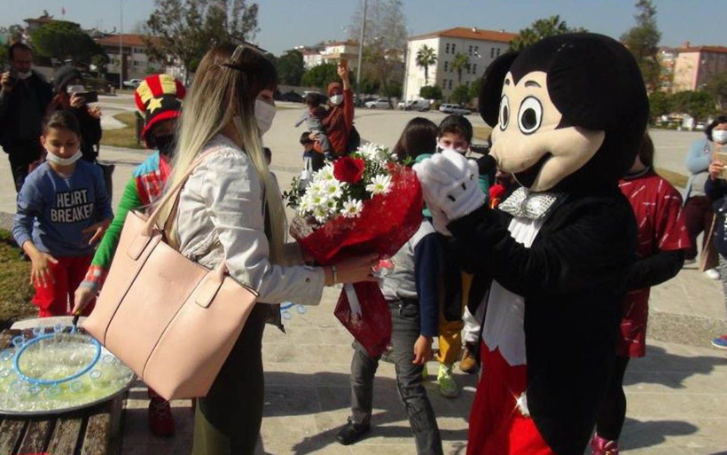 Kostümün içinden çıkan delikanlı genç kızı neye uğradığına şaşırttı - Resim: 4