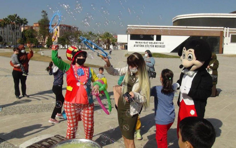 Kostümün içinden çıkan delikanlı genç kızı neye uğradığına şaşırttı - Resim: 1