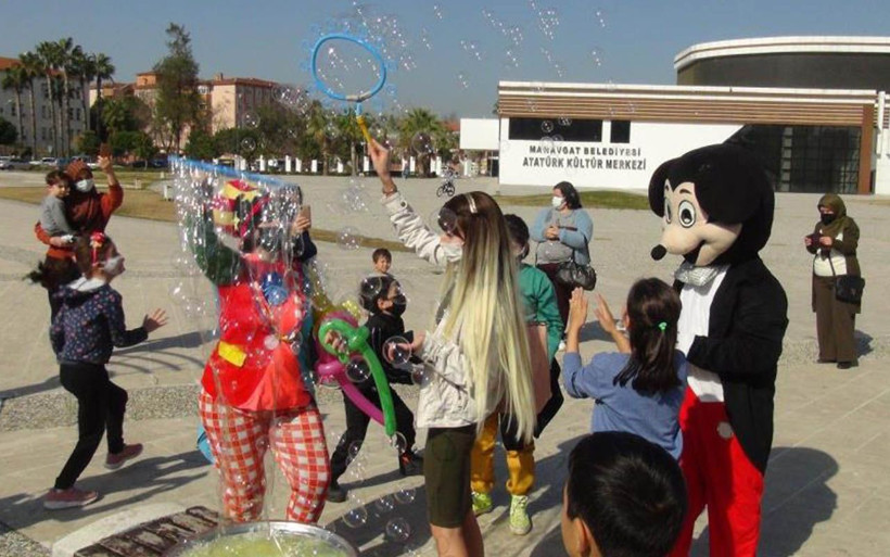 Kostümün içinden çıkan delikanlı genç kızı neye uğradığına şaşırttı - Resim: 3