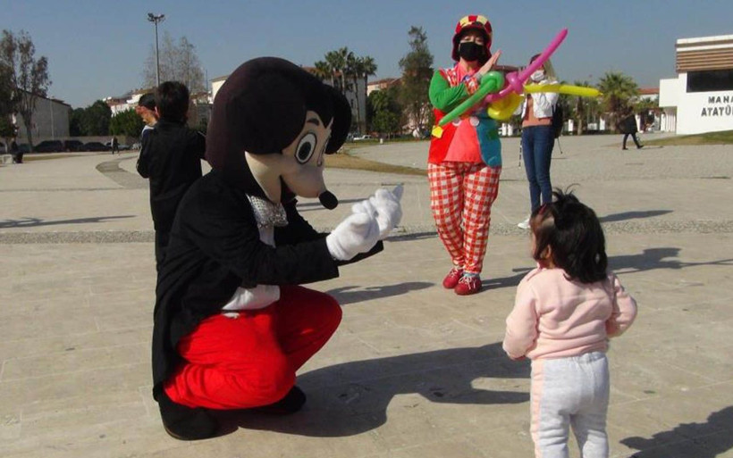 Kostümün içinden çıkan delikanlı genç kızı neye uğradığına şaşırttı - Resim: 2