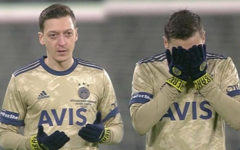 Mesut Özil üzerinden 'evin oğlu' göndermesi! İstiklal Marşı okumayınca linç edildi - Resim: 4