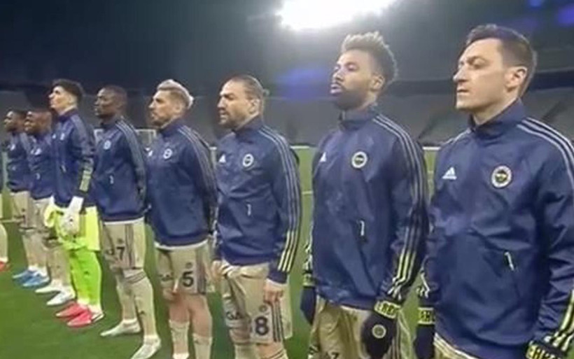 Mesut Özil üzerinden 'evin oğlu' göndermesi! İstiklal Marşı okumayınca linç edildi - Resim: 2