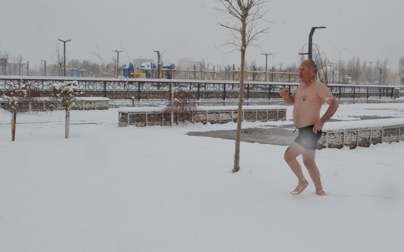 Aksaray'da 62 yaşındaki turizmcinin kar sevinci! Şortla 'kar banyosu' yaptı - Resim: 3