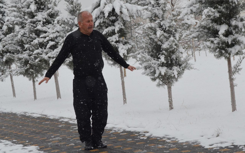 Aksaray'da 62 yaşındaki turizmcinin kar sevinci! Şortla 'kar banyosu' yaptı - Resim: 1