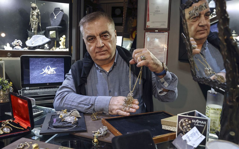 Tavuk pazarında başlamıştı 'hazine' seçildi! Kapalıçarşı'da 45 yıla ulaşan el işçiliği - Resim: 2