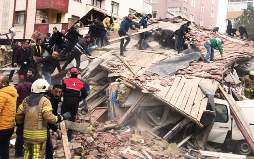 Kartal'da çöken binadan kurtarılan Azra'dan güzel haber: Artık yürüyebiliyor - Resim: 1