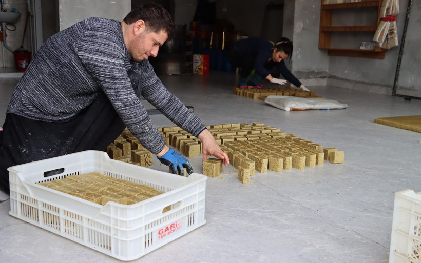 Hatay'da babasından öğrendi eşiyle yapıyor! Türkiye'den sipariş yağıyor - Resim: 1