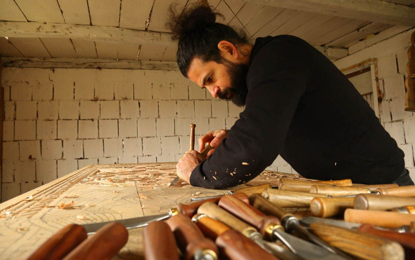 Nakış gibi işliyor 5 yılda hayatı değişti! Artvinli ahşabı sanat eserine dönüştürüyor - Resim: 1