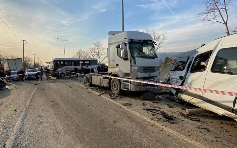 TIR'ın freni patladı ortalık savaş alanına döndü! Bursa'daki kazada ölü ve yaralı var - Resim: 3