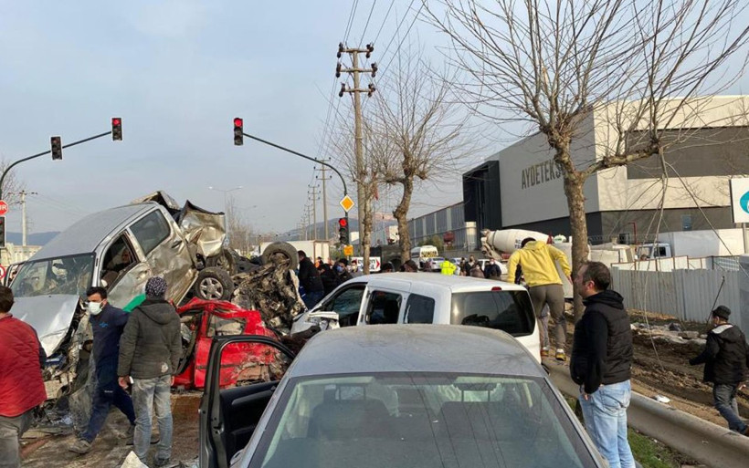 TIR'ın freni patladı ortalık savaş alanına döndü! Bursa'daki kazada ölü ve yaralı var - Resim: 2